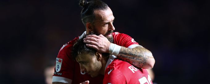 Steven Fletcher's penalty gives Wrexham vital win vs. Blackpool