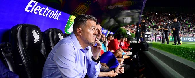 Chivas coach García apologizes after kicking James Rodríguez