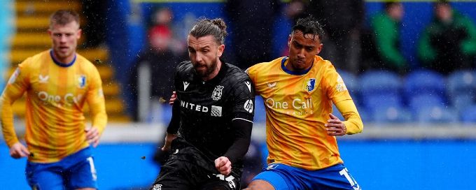 Wrexham beat Mansfield to close gap at top of League 1