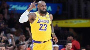 Who are the longest-tenured players in every major league?