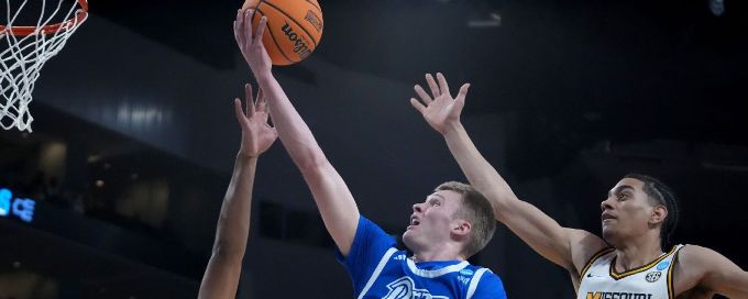 Drake standout Bennett Stirtz to transfer to Iowa