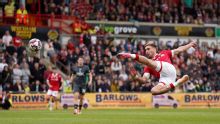 Wrexham vence, garante terceiro acesso seguido e vai jogar a segunda divisão inglesa; Ryan Reynolds comemora