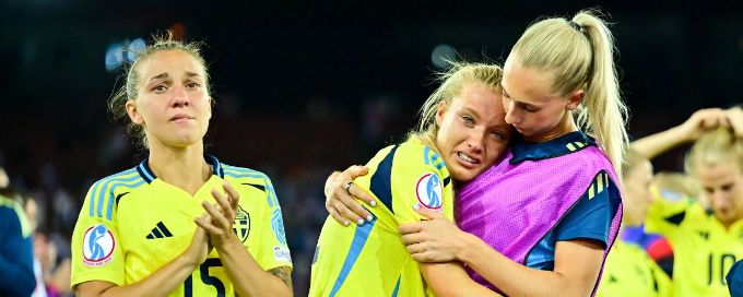 Zlatan Ibrahimovic supports Smilla Holmberg after penalty miss