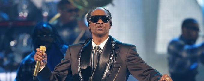 Snoop Dogg jokingly challenges Tom Brady, Rob Mac's soccer clubs
