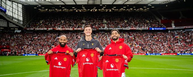 Sesko unveiled as Man United beat Fiorentina on penalties