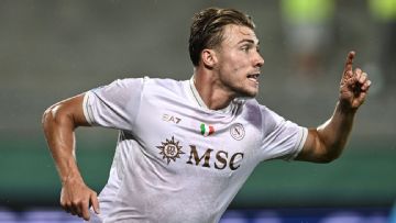 Højlund scores 14 minutes into Napoli debut in win over Fiorentina