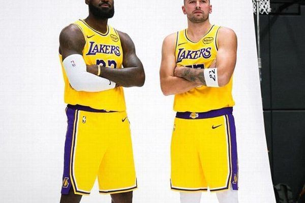 Игроки Никс в пустыне Абу-Даби с верблюдами и соколами