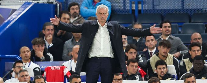 Jose Mourinho gets hero's welcome at Chelsea despite loss
