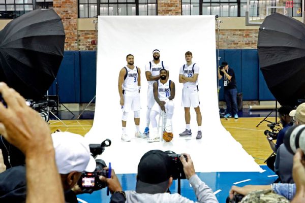 Команда Филадельфия Севенти Сиксерс на фоне мечети шейха Зайда