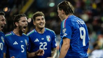 Italy shrug off stress, close in on first World Cup since 2014