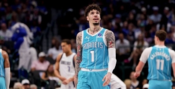 Hornets' Ball fined $35K for flipping off ref in loss