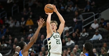 Bucks, Green agree to 4-year, $45M extension