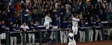 Suárez's clutch slam leaves M's one win from WS