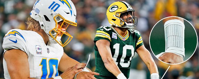 Why some NFL QBs use play-sheet wristbands and others don't