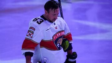 Brad Marchand's emotional return to Boston leads