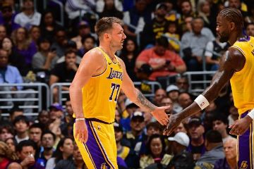 Luka Doncic scores 43 in Lakers' loss, says groin issue 'probably nothing'
