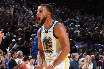 Warriors survive Gordon's 50 as Curry stars in clutch