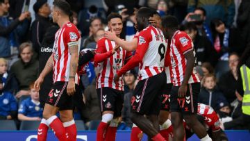 Premier League live updates: Sunderland snatch late win vs. Chelsea