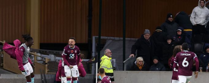 Foster scores last-minute winner as Burnley pile pressure on Wolves