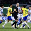 Wanderson, atacante do Cruzeiro, sofre lesão após entrada de Gustavo Gómez no jogo contra o Palmeiras