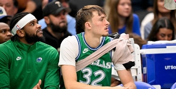 Flagg hurts shoulder, is benched in crunch time