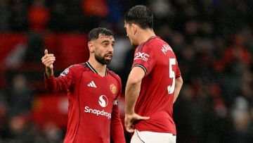 Gary Neville tells 'ageing' Man United 'spine' to do better