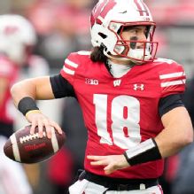 Wisconsin quarterback Danny O'Neil exits with leg injury