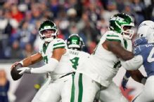 Jets' Glenn 'evaluating everything,' including possible QB change