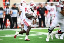 Wisconsin RB Gideon Ituka exits on backboard after big hits