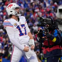 Josh Allen wows again, collects 6 total TDs as Bills top Bucs