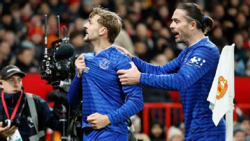 Everton beat Man United despite bizarre Idrissa Gueye red card