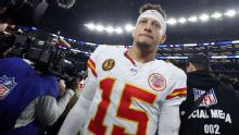 Mahomes muestra progreso en rehabilitación, lanza en nuevo video