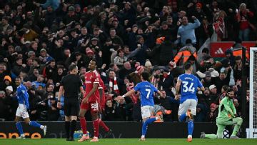 Sunderland stay ahead of Liverpool in Anfield draw