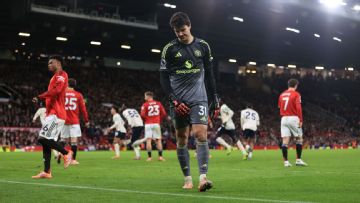 Manchester United lose late lead in draw with West Ham