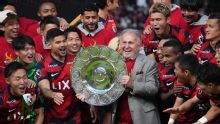 Kashima Antlers conquista Campeonato Japonês e homenageia Zico na entrega da taça