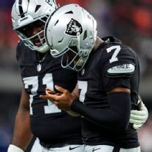 Geno Smith exits Raiders' loss with right shoulder injury