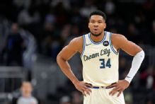 Giannis affirms commitment to Bucks, would 'never' demand trade