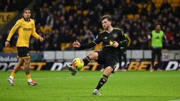 Wolves vs. Man United LIVE: Latest updates as Fernandes adds another from the spot