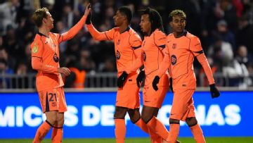 Rashford clinches Barcelona win over Copa minnows