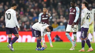 Aston Villa vs. Man United: Bruno Fernandes substituted after apparent injury