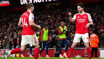 Arsenal go top of Premier League, but again looked unconvincing