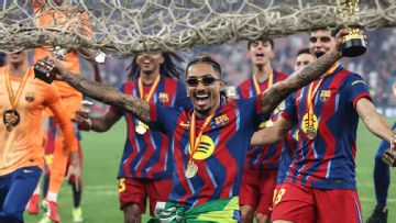 Barcelona win Supercopa de España; Man United exit FA Cup; more