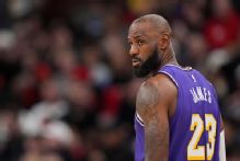 Sources: James expects to stay with Lakers through season