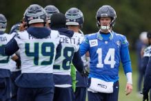 Seahawks' Darnold 'hasn't flinched' despite playing with injury