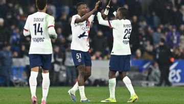 Late Nuno Mendes header sends 10-man PSG top of Ligue 1