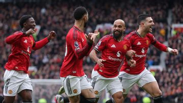 Man United beat 10-man Tottenham for fourth straight win