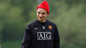 Berbatov urges patience over Carrick's Man United future