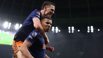 Newcastle win at Spurs to pile pressure on Frank