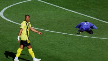 Ex-Tottenham keeper makes comical error, hooked at half-time, manager resigns