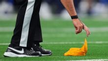 NFL evalúa permitir que árbitros de repetición lancen pañuelos